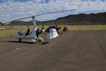 Twee autogiro's op het platform van Gariepdam