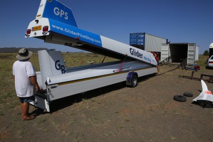 Zweefvliegaanhanger met vliegtuig voor een container te Gariepdam