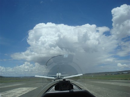 Foto vanuit de cockpit van het sleepvliegtuig