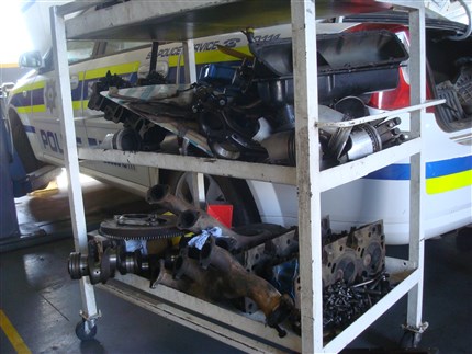 Een uit elkaar liggende automotor