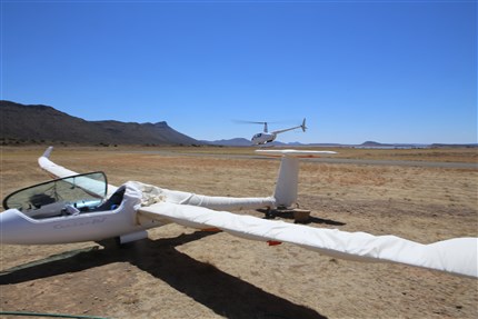 Helicopter vlieg laag over de taxibaan te Gariepdam