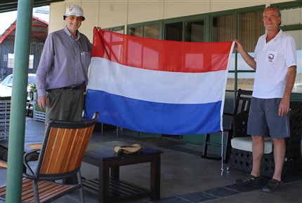 Keith neemt dankbaar de Nederlandse vlag in ontvangst